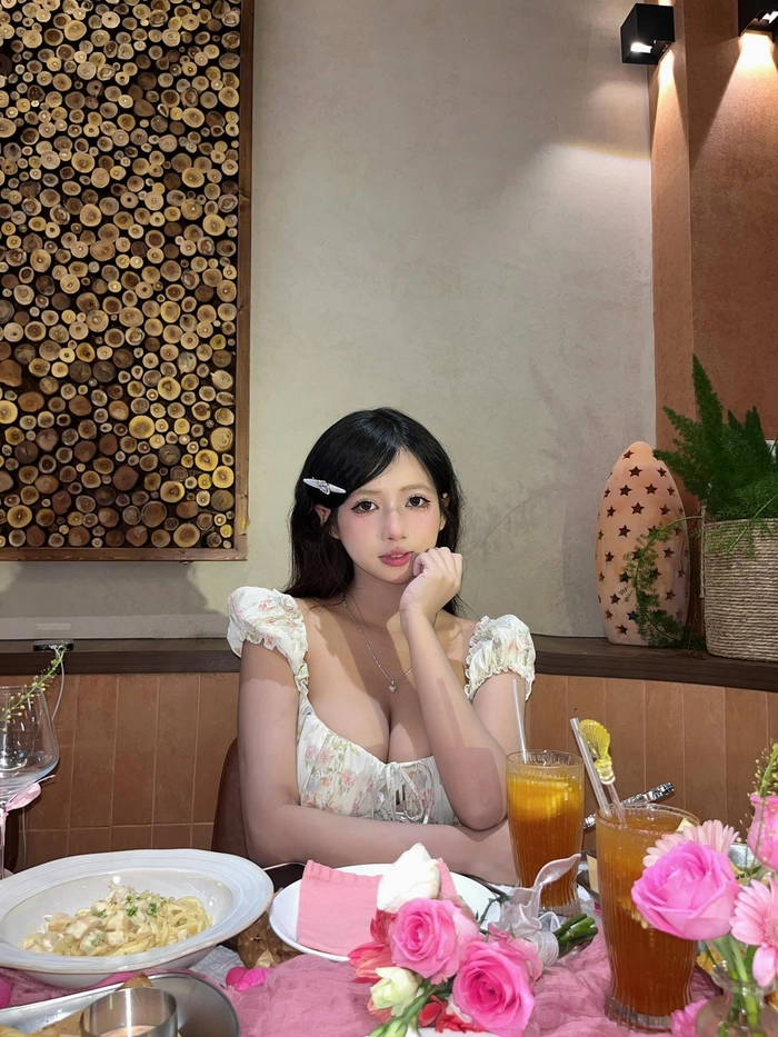 Tải ảnh một nữ sinh ngực lớn khoe dáng đầy lôi cuốn