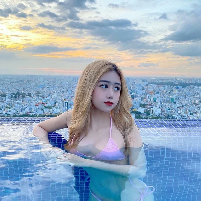 loạt ảnh Lê Kim Loan bikini khiến cộng đồng phát sốt