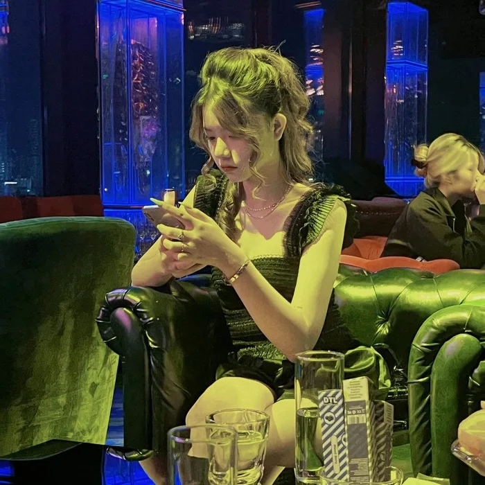 Loạt hình gái karaoke xinh xắn, dáng chuẩn hút ánh nhìn