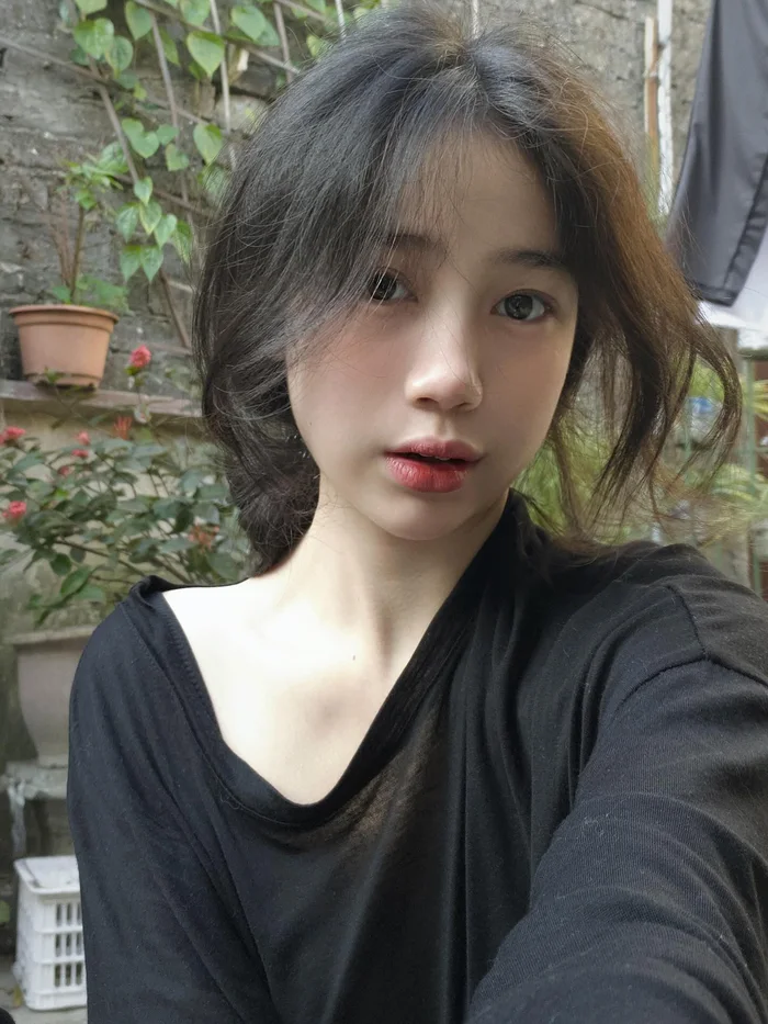 Gái xinh 2k8 pose dáng dễ thương