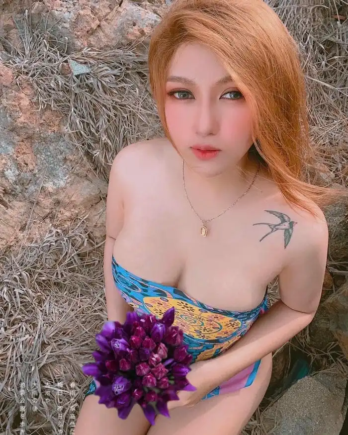 Suzie Nguyễn khoe vẻ gợi cảm nude