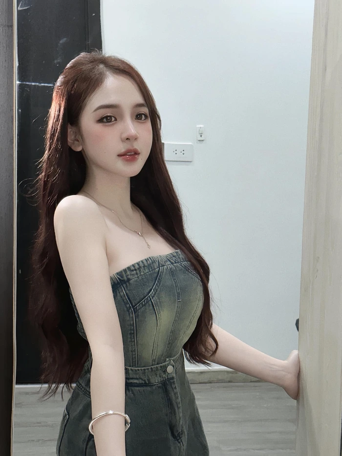 Ảnh Trần Huyền Châu có nụ cười nhẹ