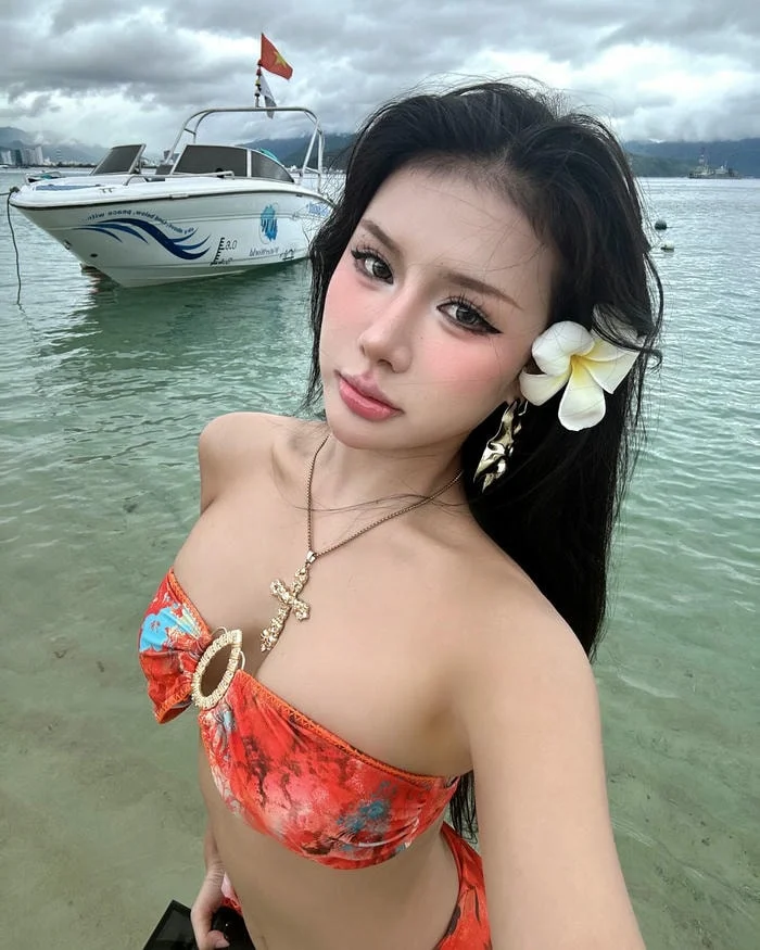 Hình Xuân Ca sexy khoe vẻ đẹp gợi cảm