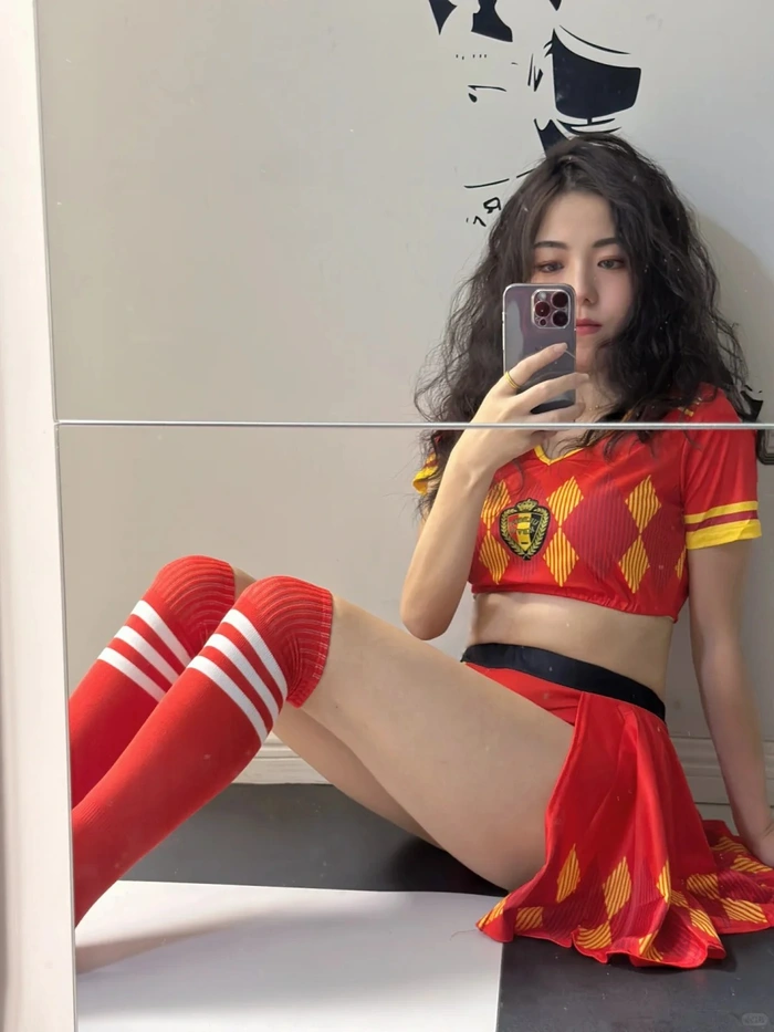Bộ ảnh gái xinh mặc áo bóng đá che mặt cực ngầu
