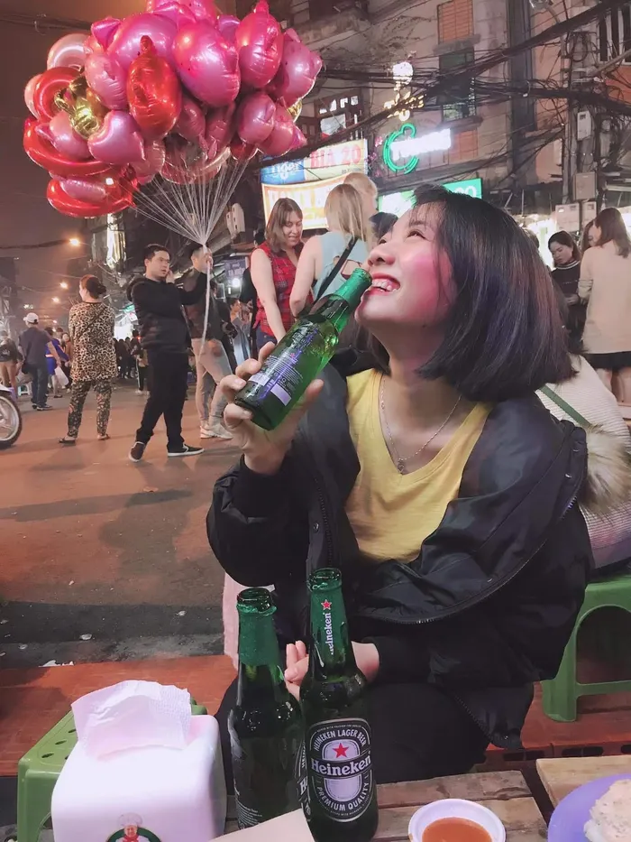 ảnh con gái uống bia