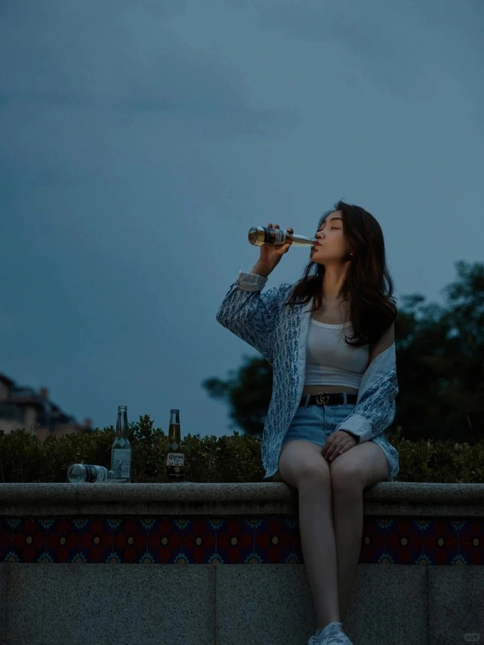 Con gái uống bia vẻ đẹp quyến rũ tự nhiên