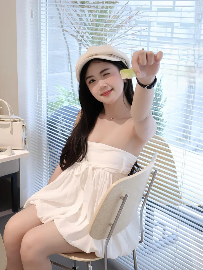 Loạt hình gái lớp 10 tự nhiên, đúng độ tuổi