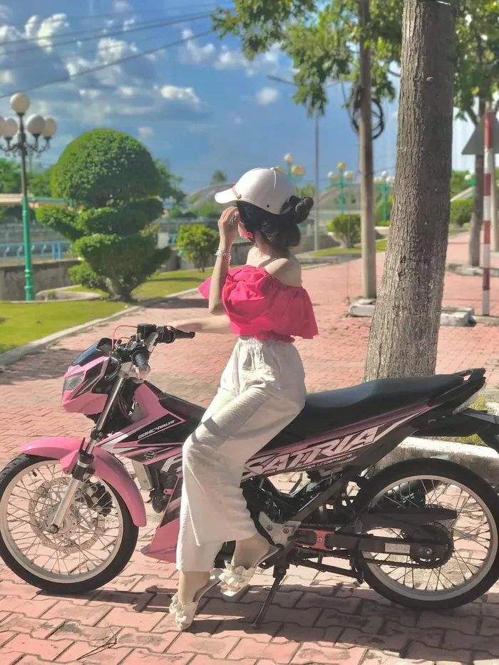 Hình ảnh gái ngồi xe độ đẹp, mạnh mẽ và cuốn hút