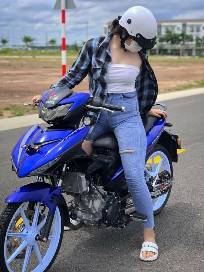 Xem ảnh cô gái ngồi xe độ, tự tin và nổi bật