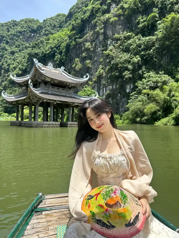 Ảnh avatar cô gái 2k4 tươi tắn, rạng rỡ đầy sức sống