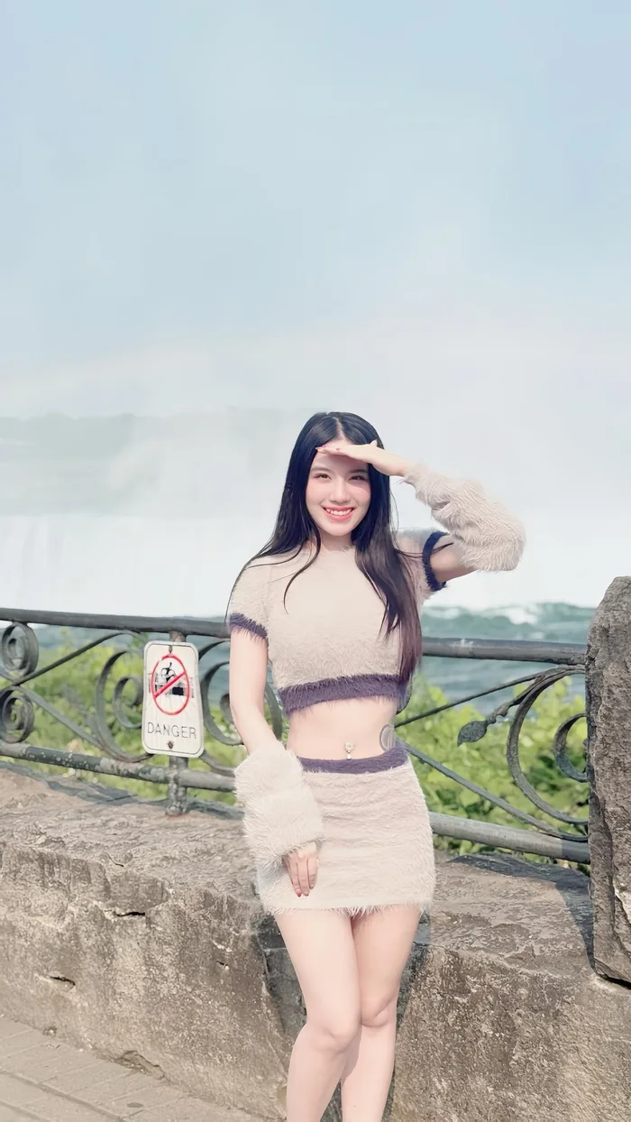 Ngắm ảnh linh miu bikini phong cách hiện đại