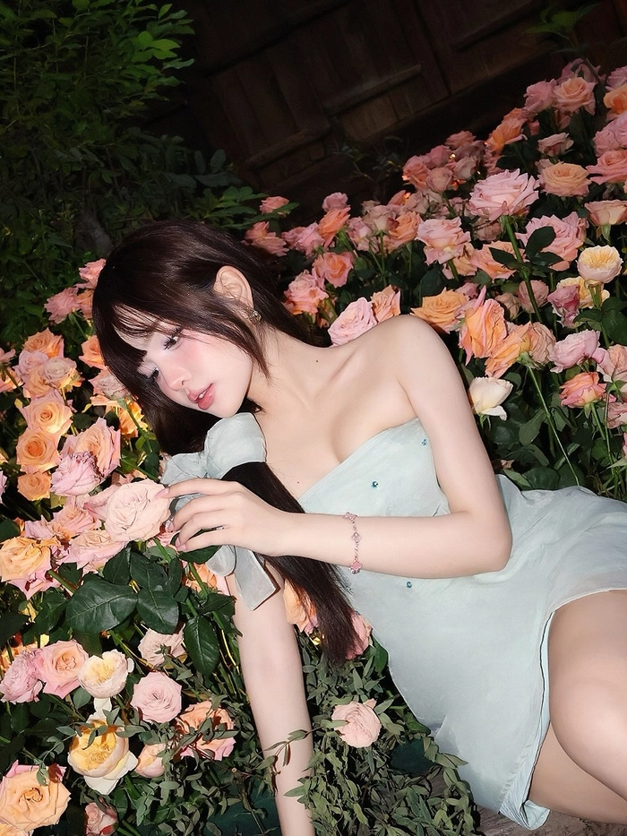 Ngắm ảnh cô gái học sinh có vòng một nở nang quyến rũ