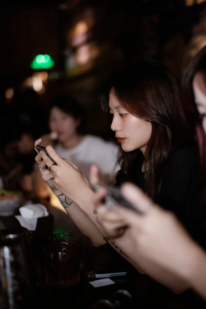 Xem ảnh gái đi bar, nổi bật với vẻ đẹp tự tin