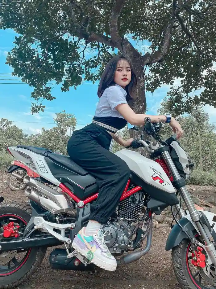 Tải hình ảnh gái ngồi xe độ cho bộ sưu tập