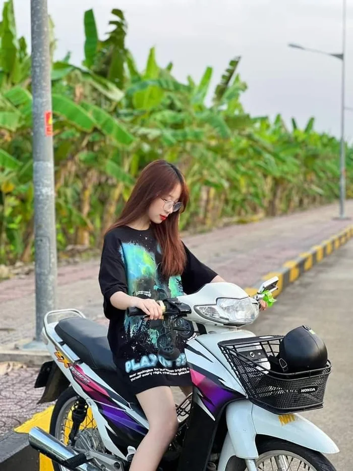 Bộ ảnh gái ngồi xe độ cực chất