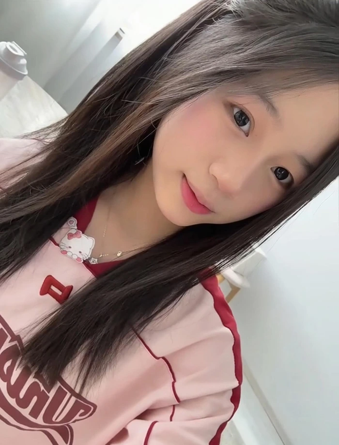 Ngắm hình hot girl thế hệ gen z có khuôn mặt khả ái, thanh tú