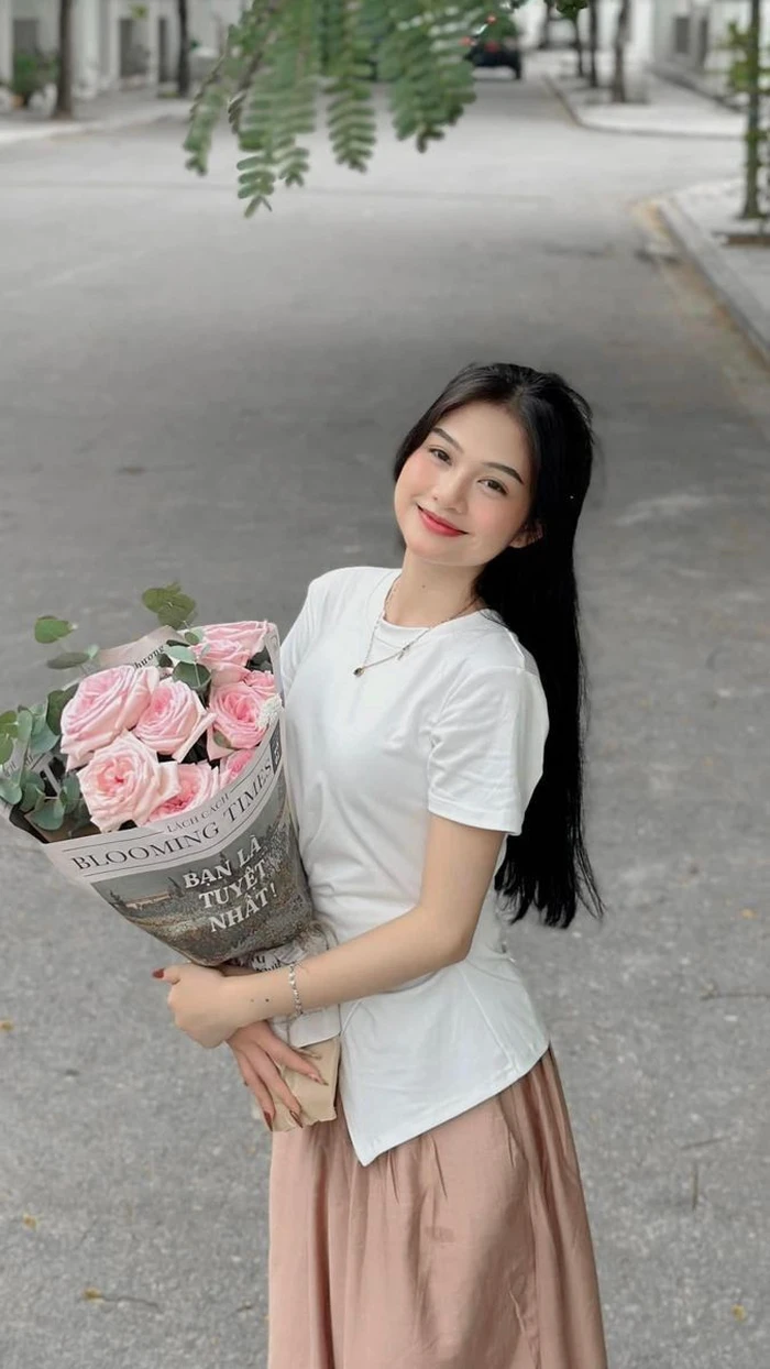 Xem ảnh cô gái cầm hoa đẹp nhẹ nhàng và sang trọng