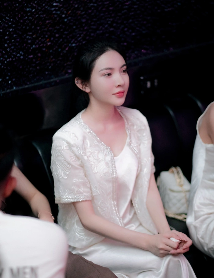 Bộ hình gái đi bar đẹp, thể hiện sự nữ tính mạnh mẽ