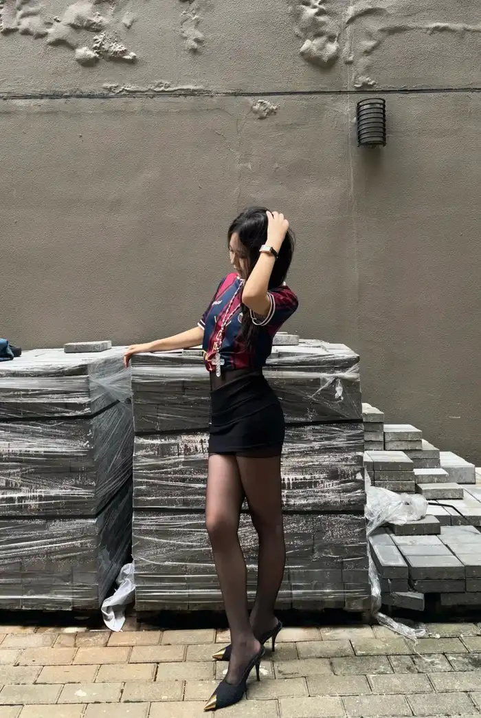 Ảnh con gái mặc áo bóng đá che mặt đẹp tuyệt vời