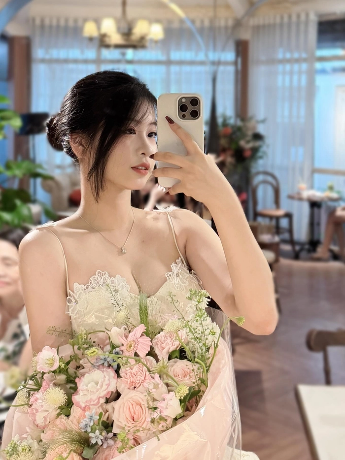 Xem hình ảnh một nữ sinh sở hữu vòng ngực căng tròn hấp dẫn