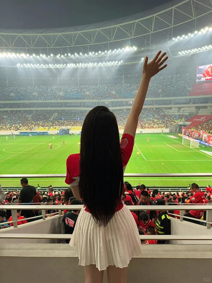 Bộ sưu tập hình con gái mặc áo bóng đá che mặt đa dạng