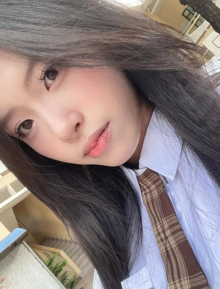 Ngắm hình gái học sinh biểu cảm đáng yêu, hút mắt người xem