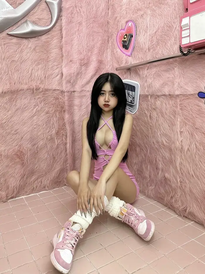 tải hình ảnh Lê Kim Loan bikini cực kỳ hấp dẫn