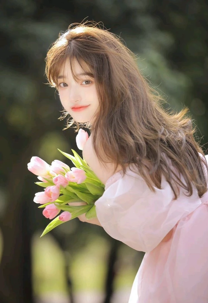 Ngắm hình cô gái cầm hoa đẹp mang nét duyên kín đáo