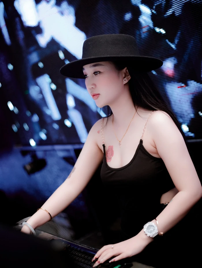 Tải hình ảnh gái đi bar, thu hút mọi ánh nhìn