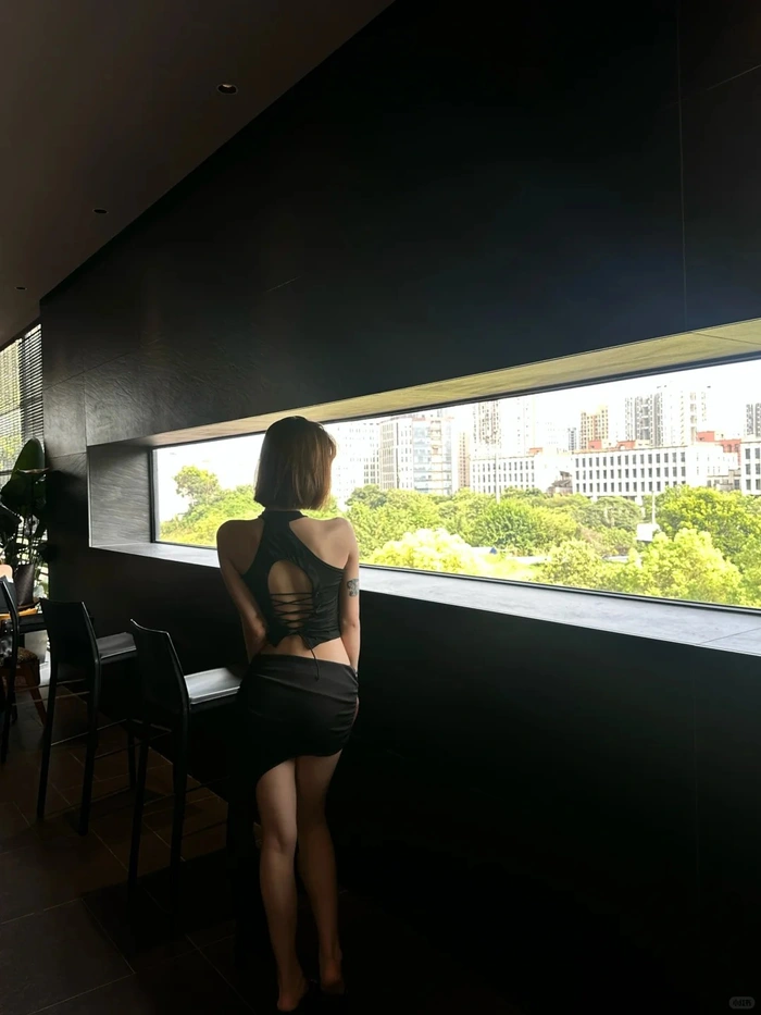 Tải hình cô gái tóc ngắn che mặt chất lượng