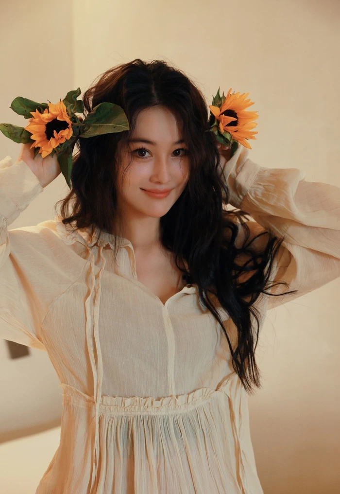 Hình avatar cô gái cầm hoa đẹp với biểu cảm ngọt ngào