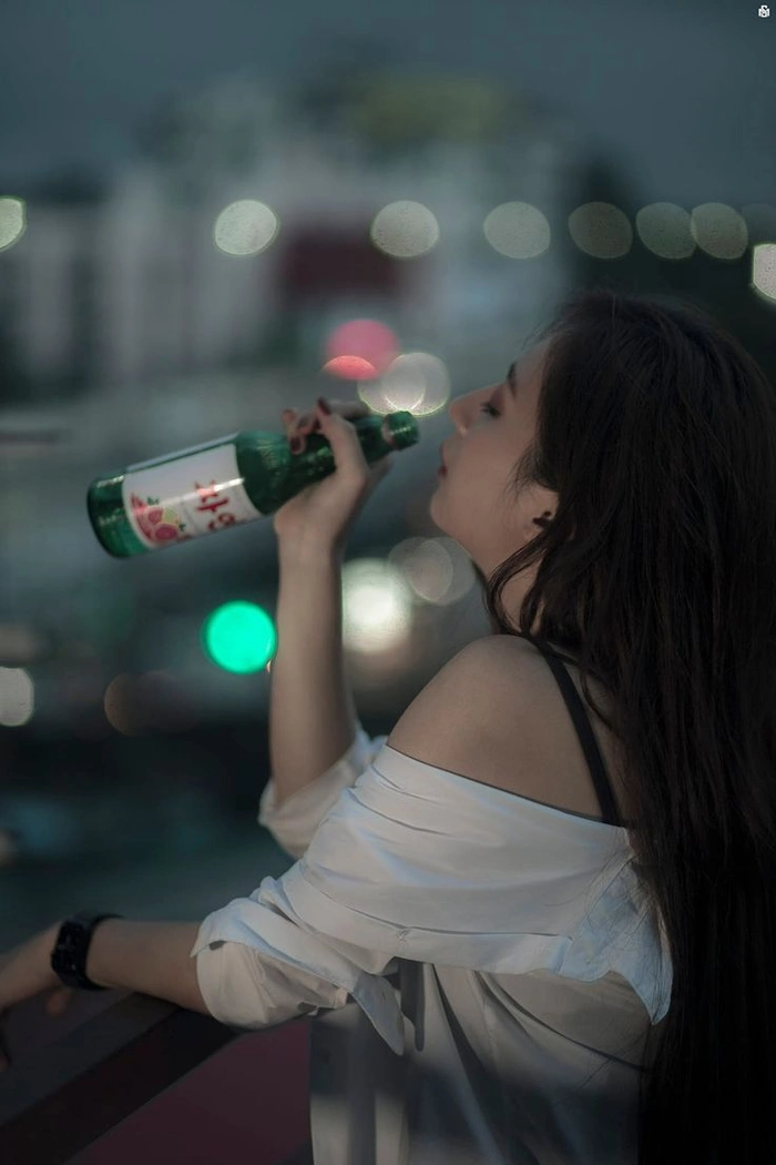 Bộ ảnh con gái uống bia toát lên vẻ thất tình cực buồn