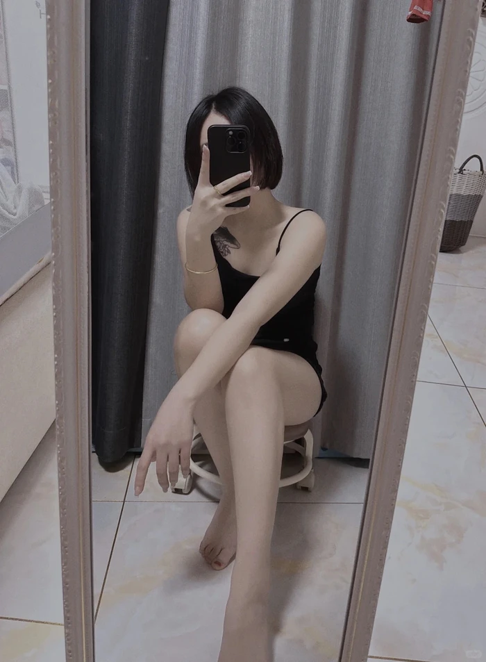 Hình ảnh cô nàng tóc ngắn che mặt tinh tế