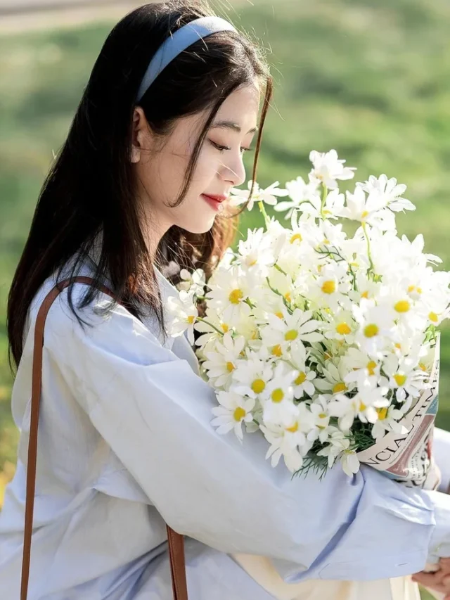 99+ Hình ảnh cô gái cầm hoa đẹp và ấn tượng nhất năm 2025