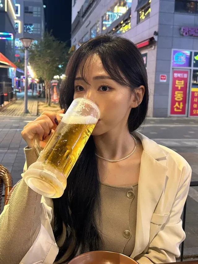 BST 211+ ảnh con gái uống bia vô cùng đẹp khiến anh em phát sốt