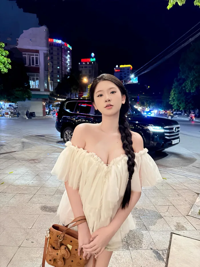 Gái xinh 18+ trong bộ ảnh có lượng tìm kiếm cao