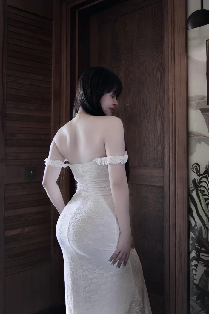 Ảnh gái xinh mặc váy lưới nổi bật với nét sexy riêng