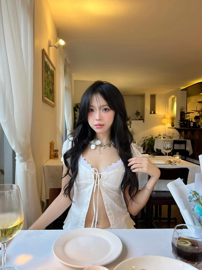 Hình gái xinh 18+ với biểu cảm tự nhiên và ngây thơ