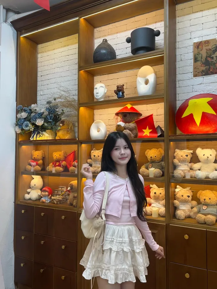Gái xinh 2k12 có thần thái nhẹ nhàng
