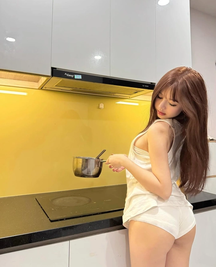 Gái xinh nóng bỏng với ánh mắt cuốn hút