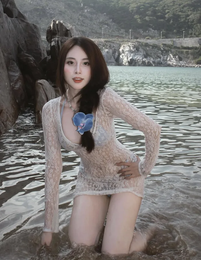 Gái xinh mặc váy lưới thể hiện vẻ đẹp đầy nữ tính