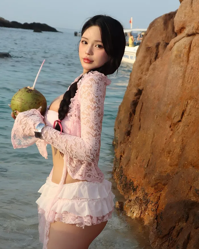 Tải ảnh gái xinh mặc váy lưới pose dáng đầy khiêu khích