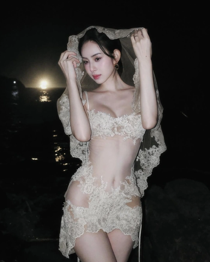 Xem hình ảnh gái xinh mặc váy lưới nổi bật toàn thân