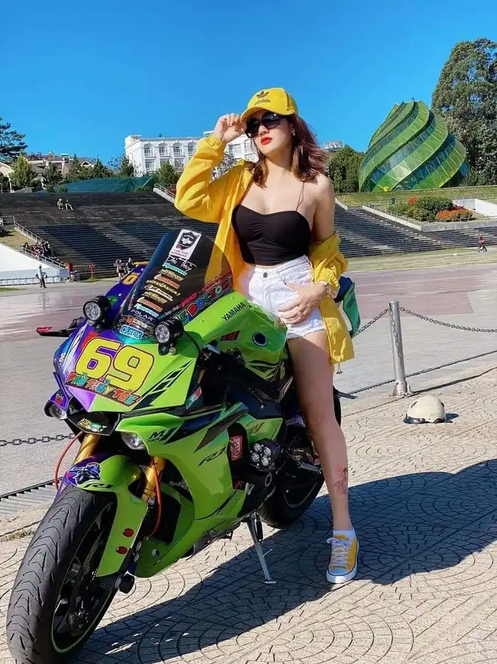 Ngắm ảnh gái ngồi xe độ, thời trang và mạnh mẽ
