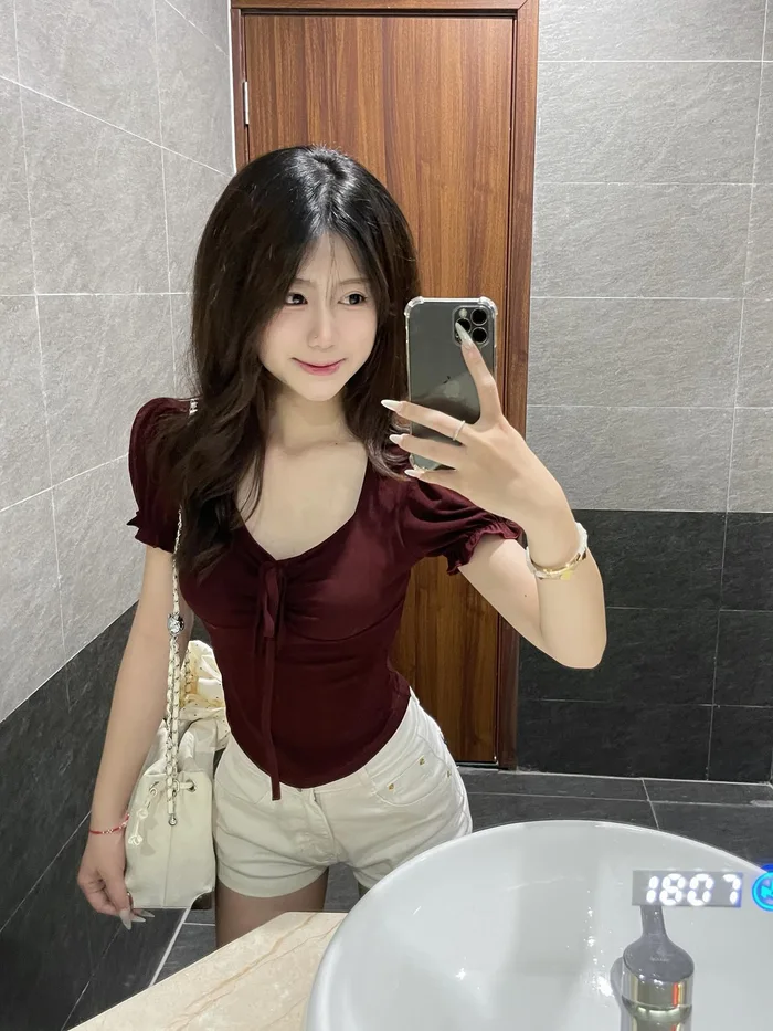 Chụp hình gái xinh sinh năm 2005 với ánh mắt hút hồn