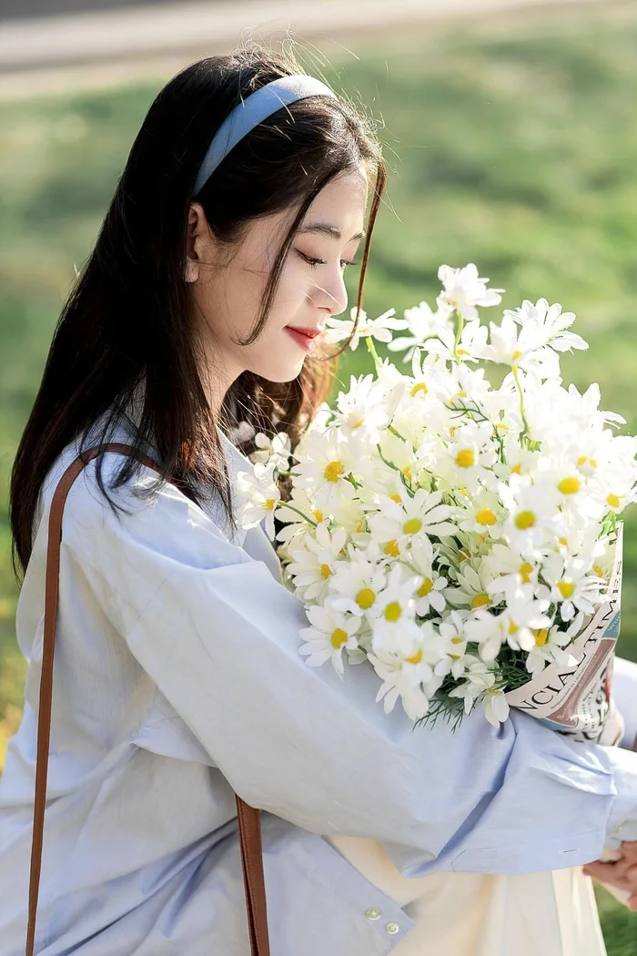 Loạt ảnh cô gái cầm hoa đẹp trong ánh nhìn đầy cuốn hút