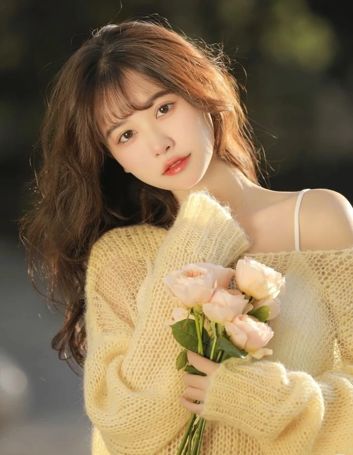Hình ảnh cô gái cầm hoa đẹp phảng phất nét thơ mộng