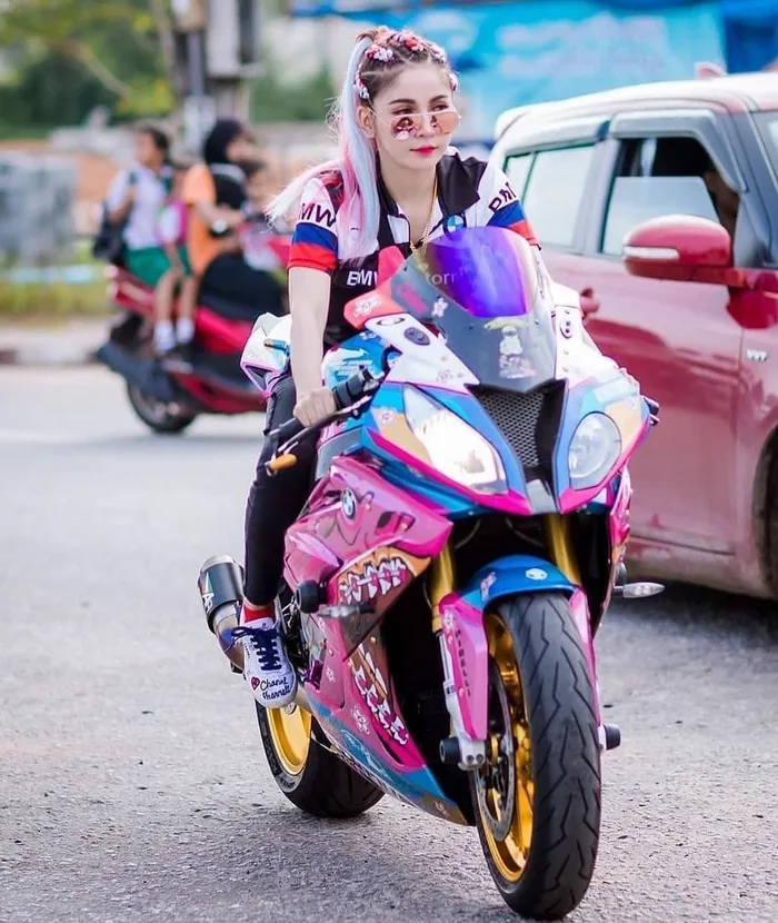 Hình ảnh avatar gái ngồi xe độ cực chất