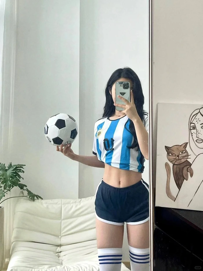 Bộ hình ảnh con gái mặc áo bóng đá cá tính