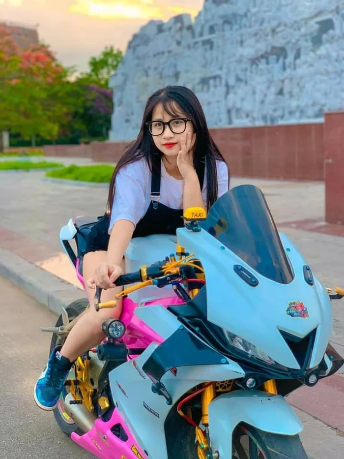 Loạt ảnh gái ngồi xe độ nổi bật